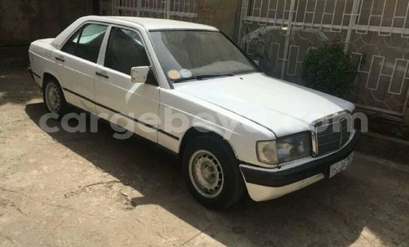 Oofamaa Mercedes-Benz E-klasse White Makiinaa iti Addis–Ababa keessatti Ethiopia keessatti Oofamaa Mercedes-Benz E-klasse White Makiinaa iti Addis–Ababa keessatti Ethiopia keessatti