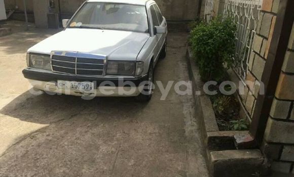 Oofamaa Mercedes-Benz E-klasse White Makiinaa iti Addis–Ababa keessatti Ethiopia keessatti Oofamaa Mercedes-Benz E-klasse White Makiinaa iti Addis–Ababa keessatti Ethiopia keessatti