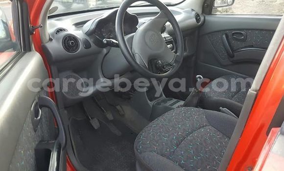 Oofamaa Kia Visto Red Makiinaa iti Addis–Ababa keessatti Ethiopia keessatti Oofamaa Kia Visto Red Makiinaa iti Addis–Ababa keessatti Ethiopia keessatti