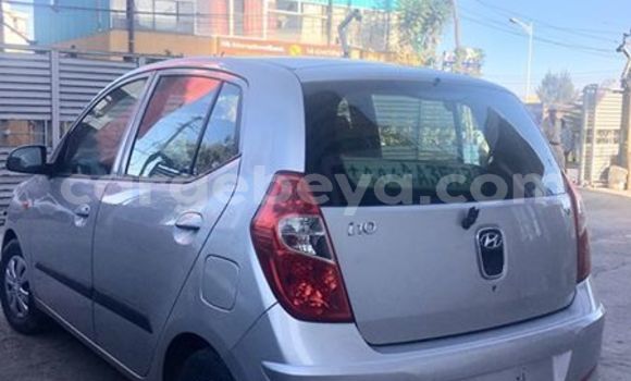 Oofamaa Hyundai i10 Silver Makiinaa iti Addis–Ababa keessatti Ethiopia keessatti Oofamaa Hyundai i10 Silver Makiinaa iti Addis–Ababa keessatti Ethiopia keessatti