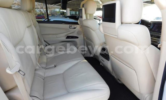 Oofamaa Lexus LX White Makiinaa iti Addis–Ababa keessatti Ethiopia keessatti Oofamaa Lexus LX White Makiinaa iti Addis–Ababa keessatti Ethiopia keessatti