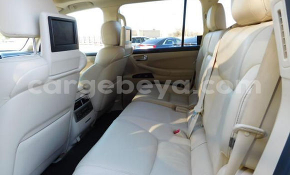 Oofamaa Lexus LX White Makiinaa iti Addis–Ababa keessatti Ethiopia keessatti Oofamaa Lexus LX White Makiinaa iti Addis–Ababa keessatti Ethiopia keessatti
