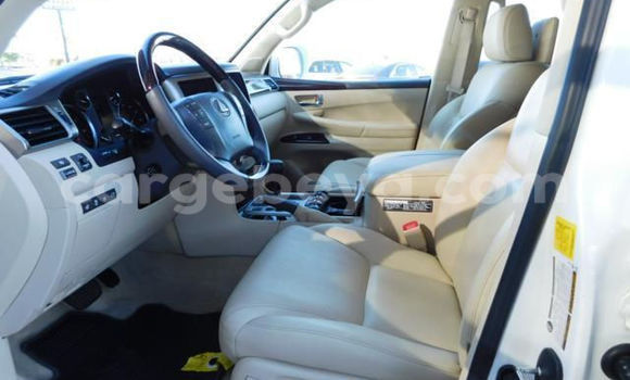 Oofamaa Lexus LX White Makiinaa iti Addis–Ababa keessatti Ethiopia keessatti Oofamaa Lexus LX White Makiinaa iti Addis–Ababa keessatti Ethiopia keessatti