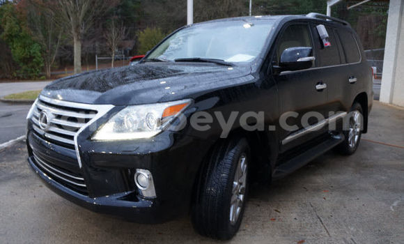Oofamaa Lexus LX Black Makiinaa iti Addis–Ababa keessatti Ethiopia keessatti Oofamaa Lexus LX Black Makiinaa iti Addis–Ababa keessatti Ethiopia keessatti