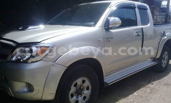 Oofamaa Toyota Hilux Silver Makiinaa iti Addis–Ababa keessatti Ethiopia keessatti Oofamaa Toyota Hilux Silver Makiinaa iti Addis–Ababa keessatti Ethiopia keessatti