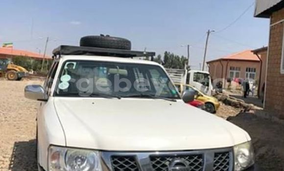 Oofamaa Nissan Patrol White Makiinaa iti Addis–Ababa keessatti Ethiopia keessatti Oofamaa Nissan Patrol White Makiinaa iti Addis–Ababa keessatti Ethiopia keessatti