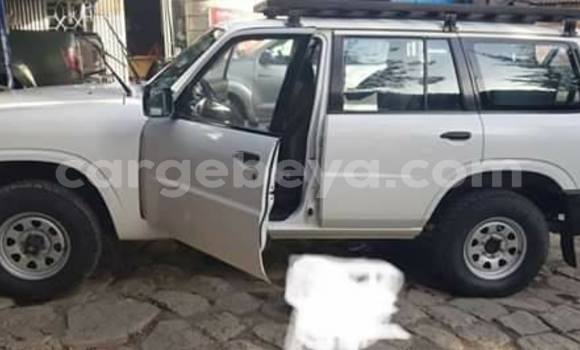 Oofamaa Nissan Patrol White Makiinaa iti Addis–Ababa keessatti Ethiopia keessatti Oofamaa Nissan Patrol White Makiinaa iti Addis–Ababa keessatti Ethiopia keessatti