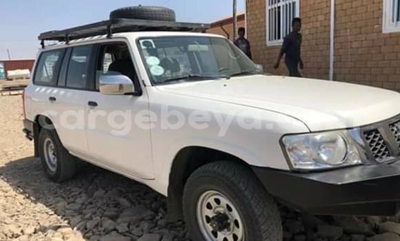 Oofamaa Nissan Patrol White Makiinaa iti Addis–Ababa keessatti Ethiopia keessatti Oofamaa Nissan Patrol White Makiinaa iti Addis–Ababa keessatti Ethiopia keessatti