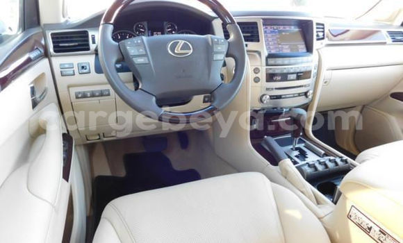 Oofamaa Lexus LX White Makiinaa iti Addis–Ababa keessatti Ethiopia keessatti Oofamaa Lexus LX White Makiinaa iti Addis–Ababa keessatti Ethiopia keessatti