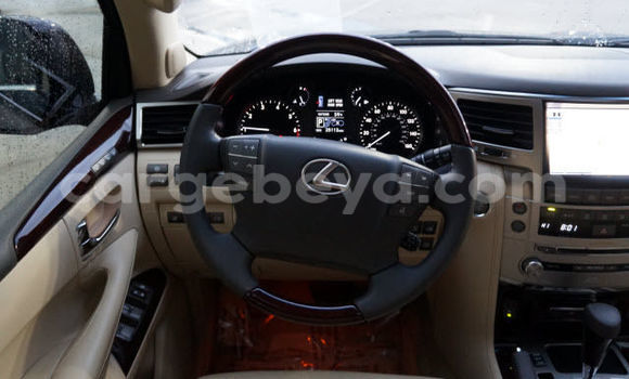 Oofamaa Lexus LX Black Makiinaa iti Addis–Ababa keessatti Ethiopia keessatti Oofamaa Lexus LX Black Makiinaa iti Addis–Ababa keessatti Ethiopia keessatti