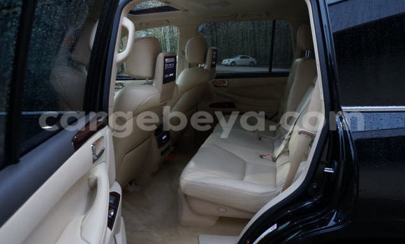 Oofamaa Lexus LX Black Makiinaa iti Addis–Ababa keessatti Ethiopia keessatti Oofamaa Lexus LX Black Makiinaa iti Addis–Ababa keessatti Ethiopia keessatti