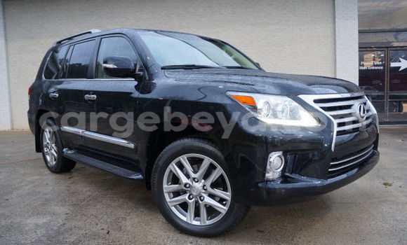Oofamaa Lexus LX Black Makiinaa iti Addis–Ababa keessatti Ethiopia keessatti Oofamaa Lexus LX Black Makiinaa iti Addis–Ababa keessatti Ethiopia keessatti