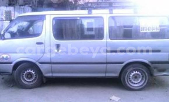Oofamaa Toyota Hiace Silver Makiinaa iti Addis–Ababa keessatti Ethiopia keessatti Oofamaa Toyota Hiace Silver Makiinaa iti Addis–Ababa keessatti Ethiopia keessatti