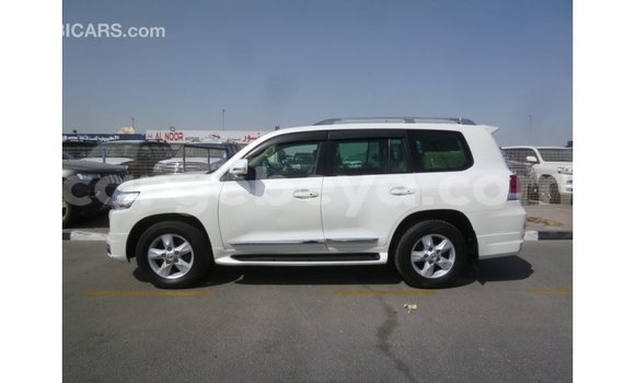 ይግዙ Imported Toyota Land Cruiser ነጭ መኪና በ Import - Dubai በ ኢትዮጵያ ይግዙ Imported Toyota Land Cruiser ነጭ መኪና በ Import - Dubai በ ኢትዮጵያ