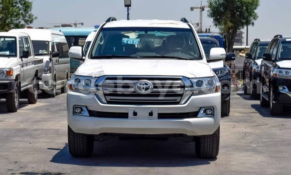 Haaraa Toyota Land Cruiser White Makiinaa iti Abiy Adi keessatti Tigray keessatti Haaraa Toyota Land Cruiser White Makiinaa iti Abiy Adi keessatti Tigray keessatti