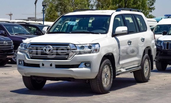 Haaraa Toyota Land Cruiser White Makiinaa iti Abiy Adi keessatti Tigray keessatti Haaraa Toyota Land Cruiser White Makiinaa iti Abiy Adi keessatti Tigray keessatti