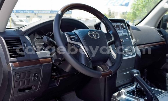 Haaraa Toyota Land Cruiser White Makiinaa iti Abiy Adi keessatti Tigray keessatti Haaraa Toyota Land Cruiser White Makiinaa iti Abiy Adi keessatti Tigray keessatti