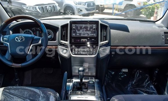 Haaraa Toyota Land Cruiser White Makiinaa iti Abiy Adi keessatti Tigray keessatti Haaraa Toyota Land Cruiser White Makiinaa iti Abiy Adi keessatti Tigray keessatti