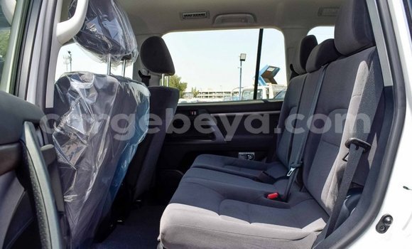 Haaraa Toyota Land Cruiser White Makiinaa iti Abiy Adi keessatti Tigray keessatti Haaraa Toyota Land Cruiser White Makiinaa iti Abiy Adi keessatti Tigray keessatti