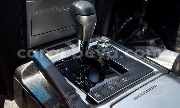 Haaraa Toyota Land Cruiser White Makiinaa iti Abiy Adi keessatti Tigray keessatti Haaraa Toyota Land Cruiser White Makiinaa iti Abiy Adi keessatti Tigray keessatti