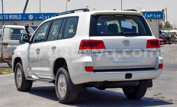 Haaraa Toyota Land Cruiser White Makiinaa iti Abiy Adi keessatti Tigray keessatti Haaraa Toyota Land Cruiser White Makiinaa iti Abiy Adi keessatti Tigray keessatti