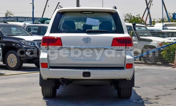 Haaraa Toyota Land Cruiser White Makiinaa iti Abiy Adi keessatti Tigray keessatti Haaraa Toyota Land Cruiser White Makiinaa iti Abiy Adi keessatti Tigray keessatti