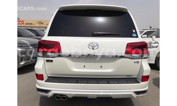 ይግዙ Imported Toyota Land Cruiser ነጭ መኪና በ Import - Dubai በ ኢትዮጵያ ይግዙ Imported Toyota Land Cruiser ነጭ መኪና በ Import - Dubai በ ኢትዮጵያ