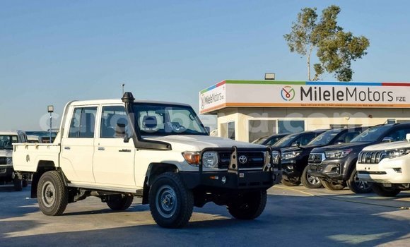 Haaraa Toyota Land Cruiser White Makiinaa iti Abiy Adi keessatti Tigray keessatti Haaraa Toyota Land Cruiser White Makiinaa iti Abiy Adi keessatti Tigray keessatti