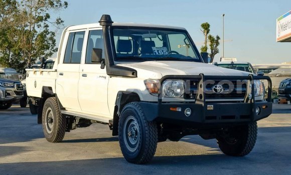 Haaraa Toyota Land Cruiser White Makiinaa iti Abiy Adi keessatti Tigray keessatti Haaraa Toyota Land Cruiser White Makiinaa iti Abiy Adi keessatti Tigray keessatti