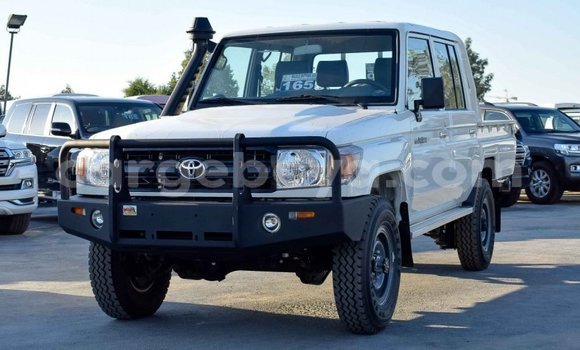 Haaraa Toyota Land Cruiser White Makiinaa iti Abiy Adi keessatti Tigray keessatti Haaraa Toyota Land Cruiser White Makiinaa iti Abiy Adi keessatti Tigray keessatti