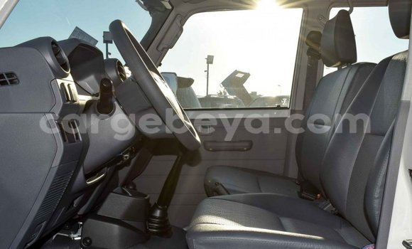 Haaraa Toyota Land Cruiser White Makiinaa iti Abiy Adi keessatti Tigray keessatti Haaraa Toyota Land Cruiser White Makiinaa iti Abiy Adi keessatti Tigray keessatti