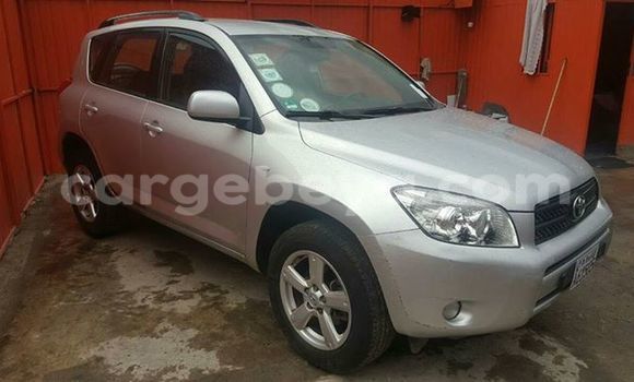 Oofamaa Toyota RAV4 Silver Makiinaa iti Addis–Ababa keessatti Ethiopia keessatti Oofamaa Toyota RAV4 Silver Makiinaa iti Addis–Ababa keessatti Ethiopia keessatti