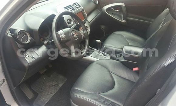 Oofamaa Toyota RAV4 Silver Makiinaa iti Addis–Ababa keessatti Ethiopia keessatti Oofamaa Toyota RAV4 Silver Makiinaa iti Addis–Ababa keessatti Ethiopia keessatti