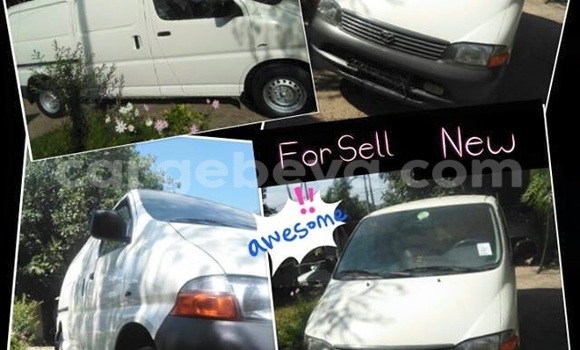 Oofamaa Toyota Dolphin White Makiinaa iti Addis–Ababa keessatti Ethiopia keessatti Oofamaa Toyota Dolphin White Makiinaa iti Addis–Ababa keessatti Ethiopia keessatti