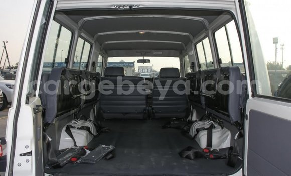 Haaraa Toyota Land Cruiser White Makiinaa iti Abiy Adi keessatti Tigray keessatti Haaraa Toyota Land Cruiser White Makiinaa iti Abiy Adi keessatti Tigray keessatti