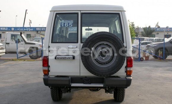 Haaraa Toyota Land Cruiser White Makiinaa iti Abiy Adi keessatti Tigray keessatti Haaraa Toyota Land Cruiser White Makiinaa iti Abiy Adi keessatti Tigray keessatti