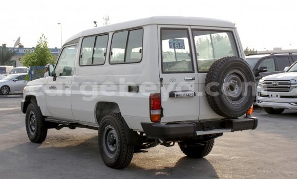 Haaraa Toyota Land Cruiser White Makiinaa iti Abiy Adi keessatti Tigray keessatti Haaraa Toyota Land Cruiser White Makiinaa iti Abiy Adi keessatti Tigray keessatti