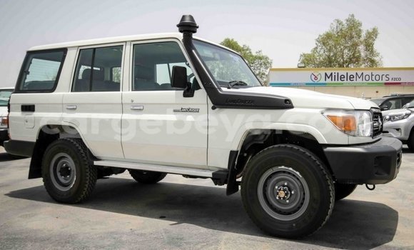 Haaraa Toyota Land Cruiser White Makiinaa iti Abiy Adi keessatti Tigray keessatti Haaraa Toyota Land Cruiser White Makiinaa iti Abiy Adi keessatti Tigray keessatti