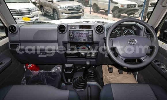 Haaraa Toyota Land Cruiser White Makiinaa iti Abiy Adi keessatti Tigray keessatti Haaraa Toyota Land Cruiser White Makiinaa iti Abiy Adi keessatti Tigray keessatti