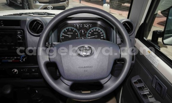 Haaraa Toyota Land Cruiser White Makiinaa iti Abiy Adi keessatti Tigray keessatti Haaraa Toyota Land Cruiser White Makiinaa iti Abiy Adi keessatti Tigray keessatti