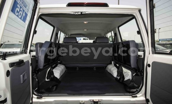 Haaraa Toyota Land Cruiser White Makiinaa iti Abiy Adi keessatti Tigray keessatti Haaraa Toyota Land Cruiser White Makiinaa iti Abiy Adi keessatti Tigray keessatti