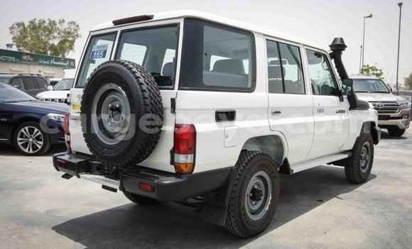 Haaraa Toyota Land Cruiser White Makiinaa iti Abiy Adi keessatti Tigray keessatti Haaraa Toyota Land Cruiser White Makiinaa iti Abiy Adi keessatti Tigray keessatti