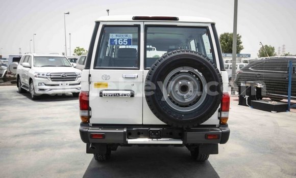 Haaraa Toyota Land Cruiser White Makiinaa iti Abiy Adi keessatti Tigray keessatti Haaraa Toyota Land Cruiser White Makiinaa iti Abiy Adi keessatti Tigray keessatti