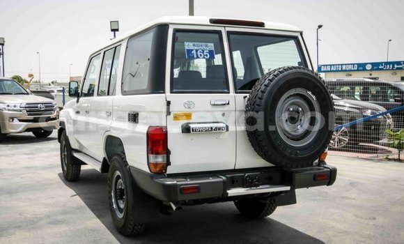 Haaraa Toyota Land Cruiser White Makiinaa iti Abiy Adi keessatti Tigray keessatti Haaraa Toyota Land Cruiser White Makiinaa iti Abiy Adi keessatti Tigray keessatti