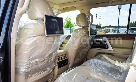 Haaraa Toyota Land Cruiser Black Makiinaa iti Abiy Adi keessatti Tigray keessatti Haaraa Toyota Land Cruiser Black Makiinaa iti Abiy Adi keessatti Tigray keessatti