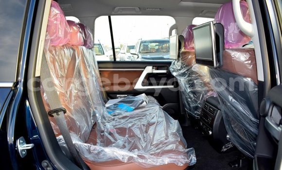 Haaraa Toyota Land Cruiser Black Makiinaa iti Abiy Adi keessatti Tigray keessatti Haaraa Toyota Land Cruiser Black Makiinaa iti Abiy Adi keessatti Tigray keessatti