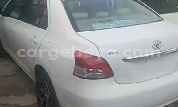 Acheter Occasion Voiture Toyota Yaris Blanc à Addis Ababa, Ethiopie Acheter Occasion Voiture Toyota Yaris Blanc à Addis Ababa, Ethiopie