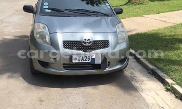 Oofamaa Toyota 4Runner Silver Makiinaa iti Addis–Ababa keessatti Ethiopia keessatti Oofamaa Toyota 4Runner Silver Makiinaa iti Addis–Ababa keessatti Ethiopia keessatti