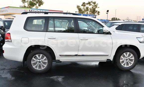 Haaraa Toyota Land Cruiser White Makiinaa iti Abiy Adi keessatti Tigray keessatti Haaraa Toyota Land Cruiser White Makiinaa iti Abiy Adi keessatti Tigray keessatti