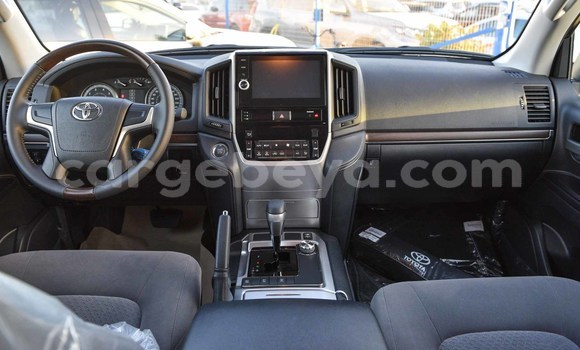 Haaraa Toyota Land Cruiser White Makiinaa iti Abiy Adi keessatti Tigray keessatti Haaraa Toyota Land Cruiser White Makiinaa iti Abiy Adi keessatti Tigray keessatti